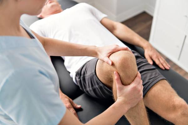 How Physiotherapy in Ivanhoe Helps Manage Chronic Pain